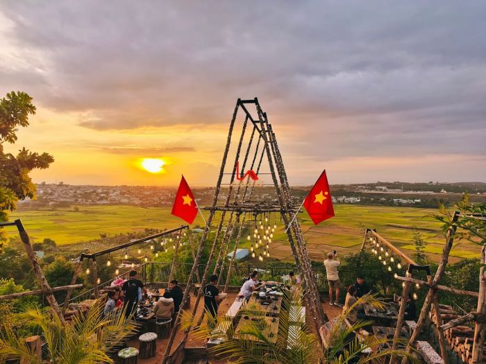 Lalaland Pleiku - vùng đất của những giấc mơ, nơi bạn có thể đắm mình trong không gian xanh mát, tận hưởng những trải nghiệm đáng nhớ và tận hưởng vẻ đẹp mộng mạc của một vùng đất đầy nắng và gió. Hãy lên kế hoạch cho một hành trình du lịch Pleiku và ghé thăm Lalaland, bạn sẽ không khỏi ngỡ ngàng và say đắm trước vẻ đẹp mộng mạc, lãng mạn của nơi này.